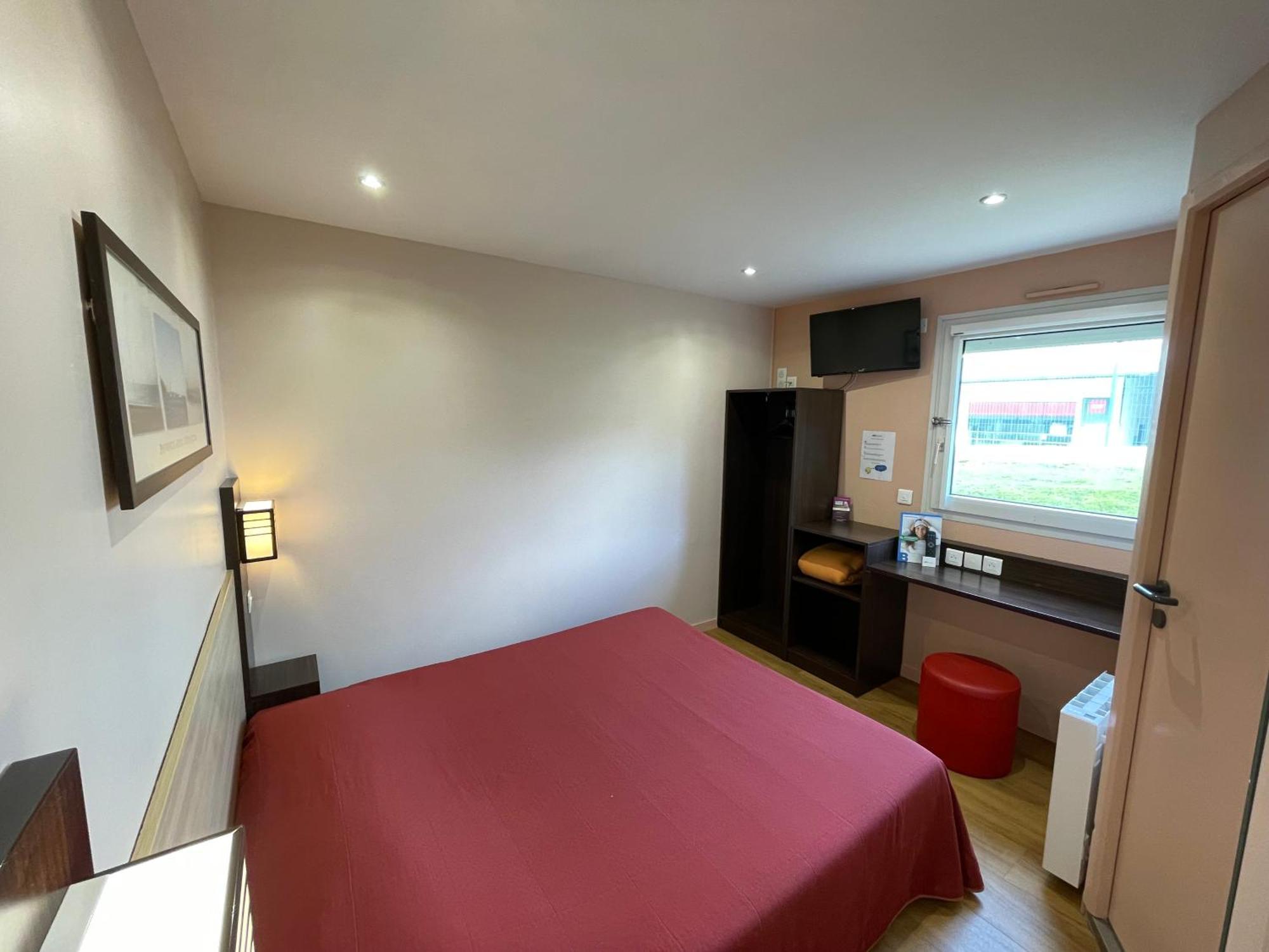Brit Hotel St-Quentin/Nord Fayet  Exterior photo